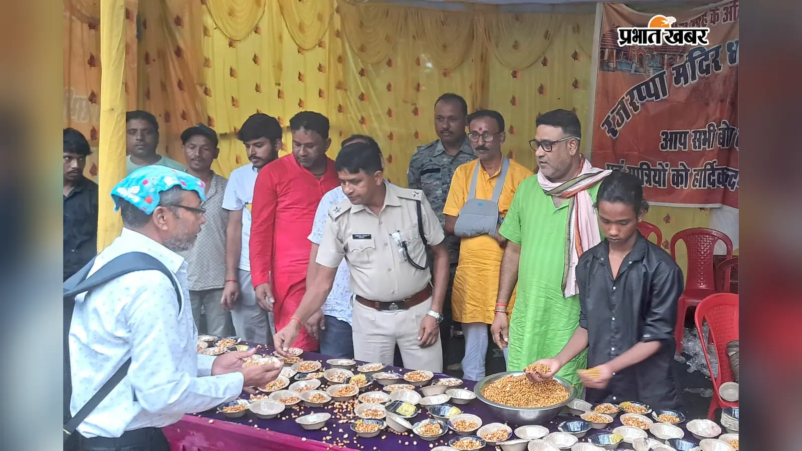 कांवरियों की थकान देख पिघला लोगों का दिल, रजरप्पा से रामगढ़ तक कहीं शरबत तो कहीं फल-पानी से हुई सेवा
