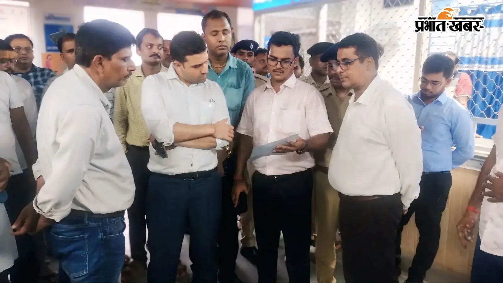 बेगूसराय में बाढ़ की स्थिति के बीच सीएचसी बछवाड़ा पहुंचे डीएम, स्वास्थ्य सेवाओं का लिया जायजा