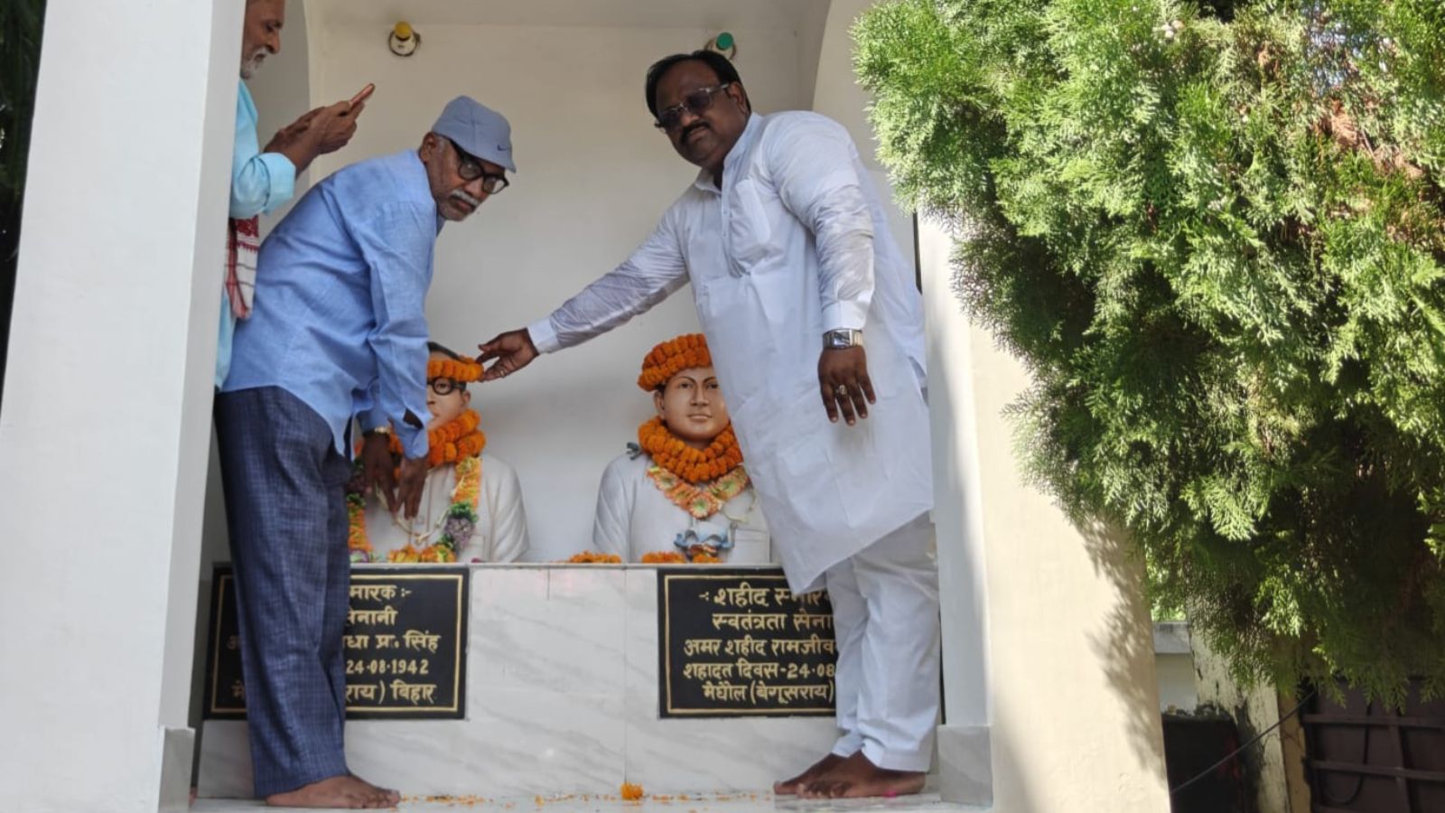 शहीद राधा-जीवन के आदमकद प्रतिमा पर श्रद्धांजलि अर्पित करते समाजसेवी | Prabhat Khabar Network