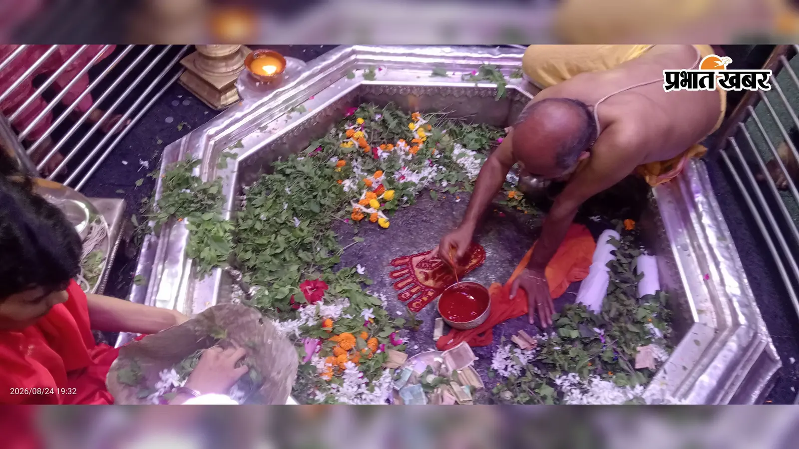 विष्णुपद मंदिर में शुरू हुआ 5 दिवसीय झूलनोत्सव, चांदी के पालने में झूल रहे भगवान विष्णु के सोने के चरण
