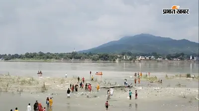 संगम तट पर अचानक गहरे पानी में डूबने लगी महिला, चीख सुनते ही पानी में उतर गए SSB जवान