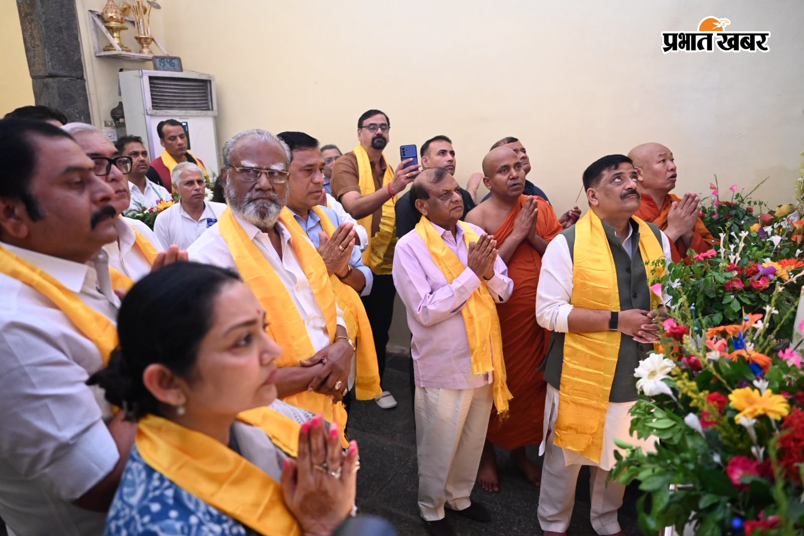 महाबोधि मंदिर के गर्भगृह में पूजा अर्चना करते सांसद | Prabhat Khabar Network
