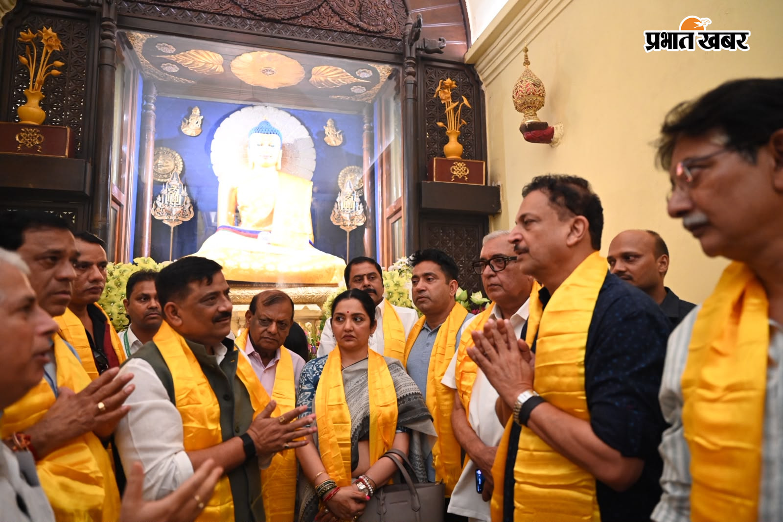 महाबोधि मंदिर के गर्भगृह में पूजा अर्चना करते सांसद | Prabhat Khabar Network