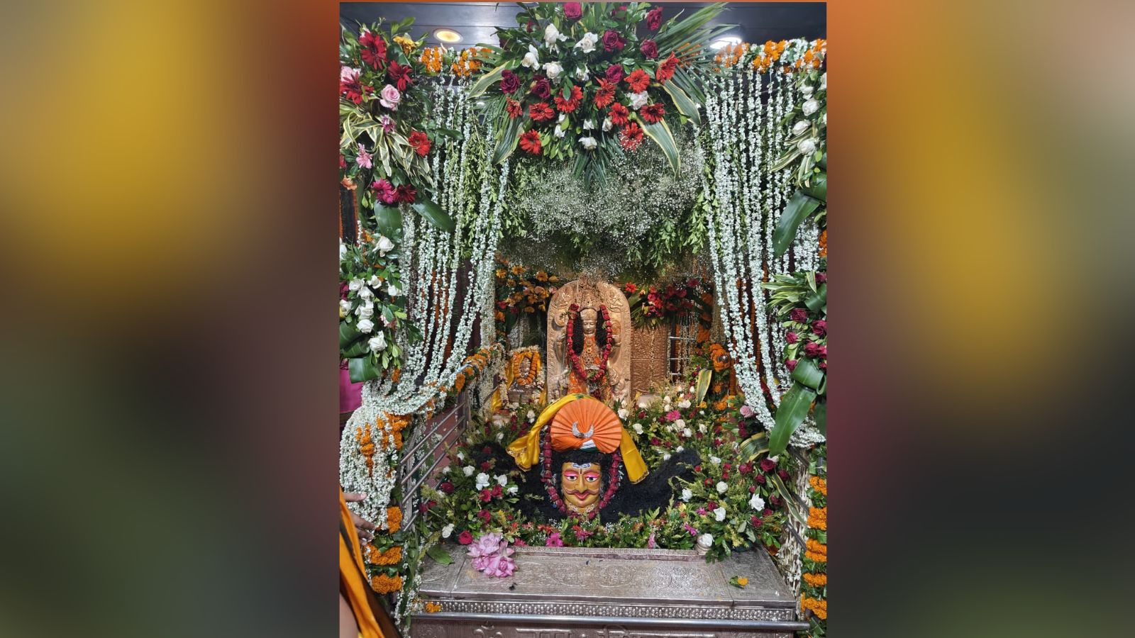 सावन की अंतिम सोमवारी पर बाबा हरिहर नाथ का भव्य अलंकरण