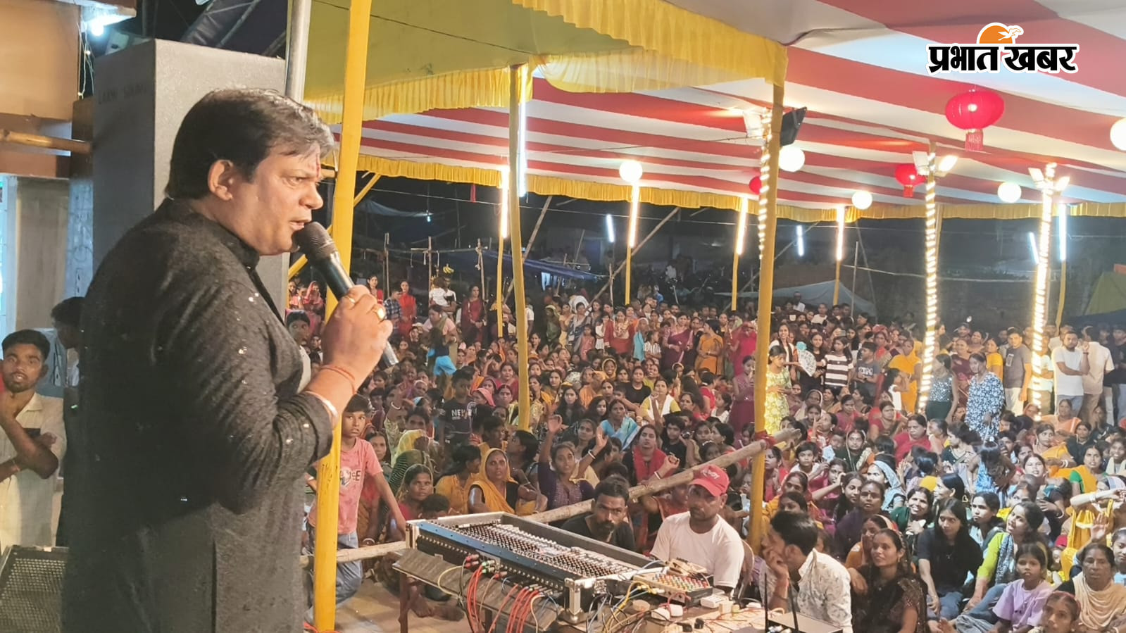 भजन प्रस्तुत करते गायक व उपस्थित लोग | Prabhat Khabar Network