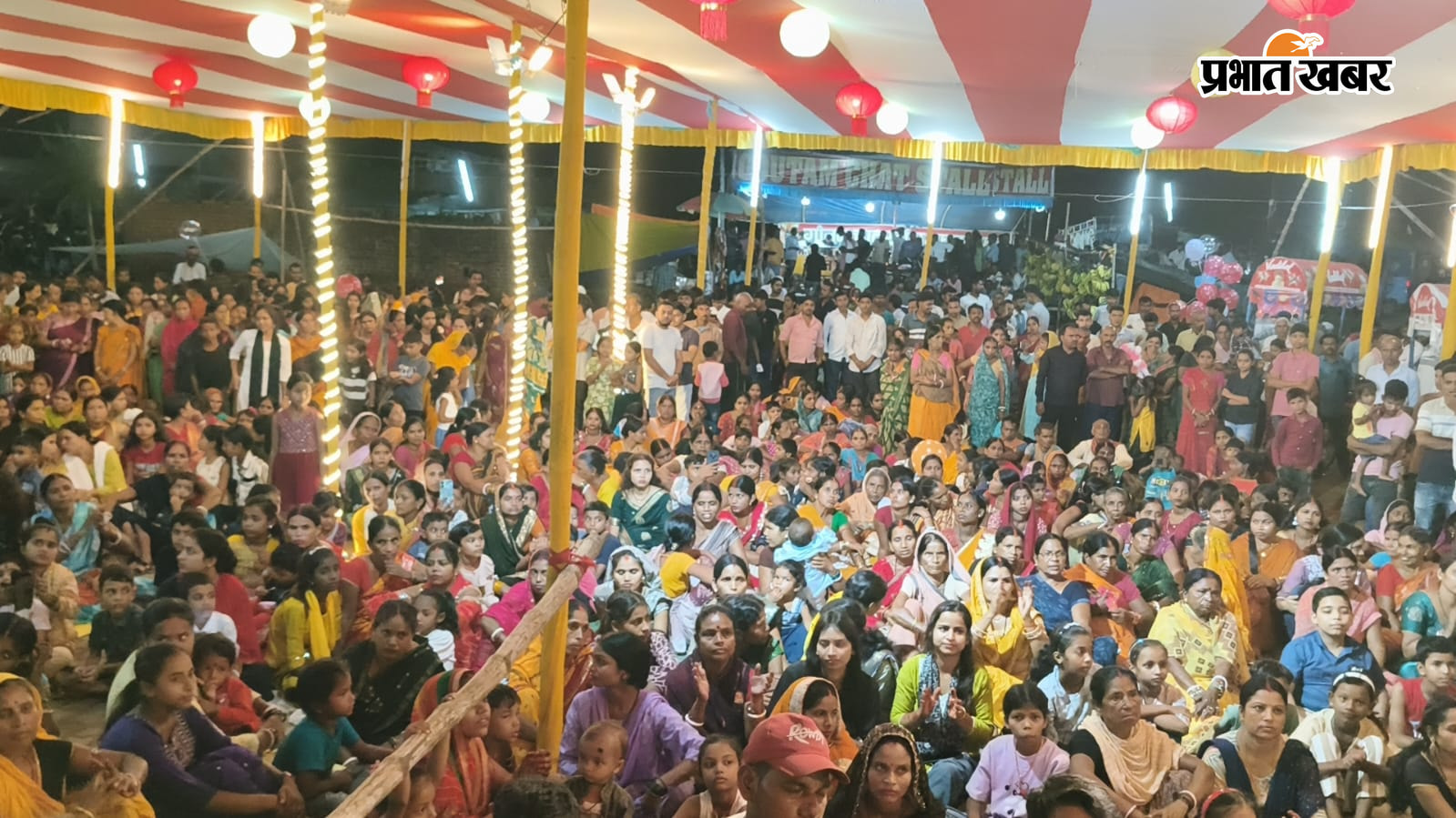 भजन प्रस्तुत करते गायक व उपस्थित लोग | Prabhat Khabar Network
