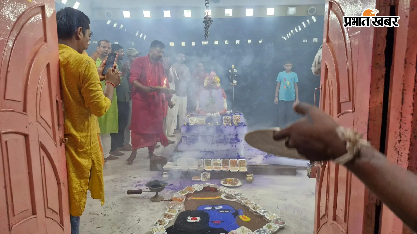 बर्फानी स्वरूप में सजे बाबा रत्नेश्वर महादेव, भव्य रुद्राभिषेक में उमड़ी आस्था
