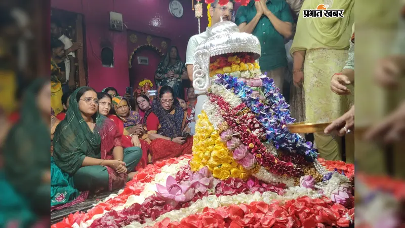 सावन की अंतिम सोमवारी पर सागर पोखरा मनोकामना शिव मंदिर में संध्या श्रृंगार में उमड़ी श्रद्धालुओं की भीड़