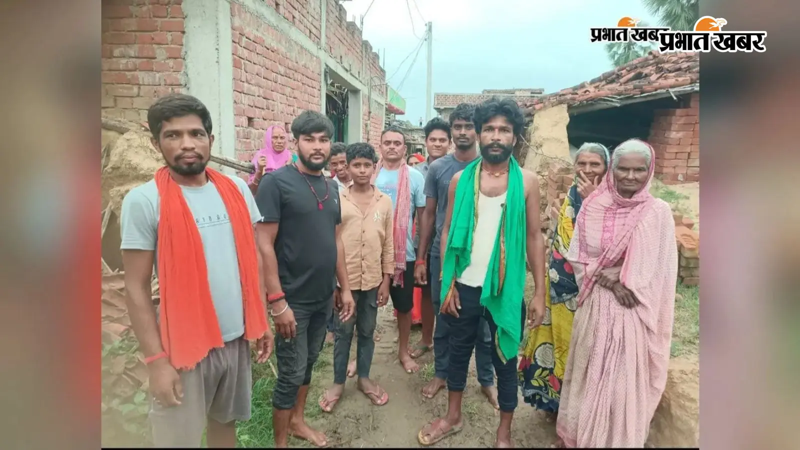 महुआआहरी गांव में सड़क पर जलजमाव से परेशानी, बुनियादी सुविधाओं के लिए तरस रहे ग्रामीण