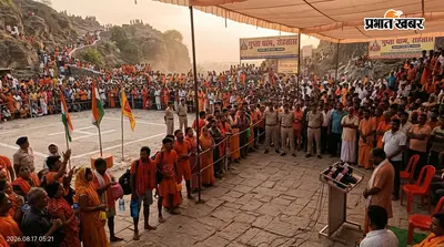 रोहतास के गुप्ता धाम में उमड़ी आस्था की भीड़, हेलीकॉप्टर का इंतजार करते रहे श्रद्धालु; पुष्पवर्षा नहीं होने से मायूसी