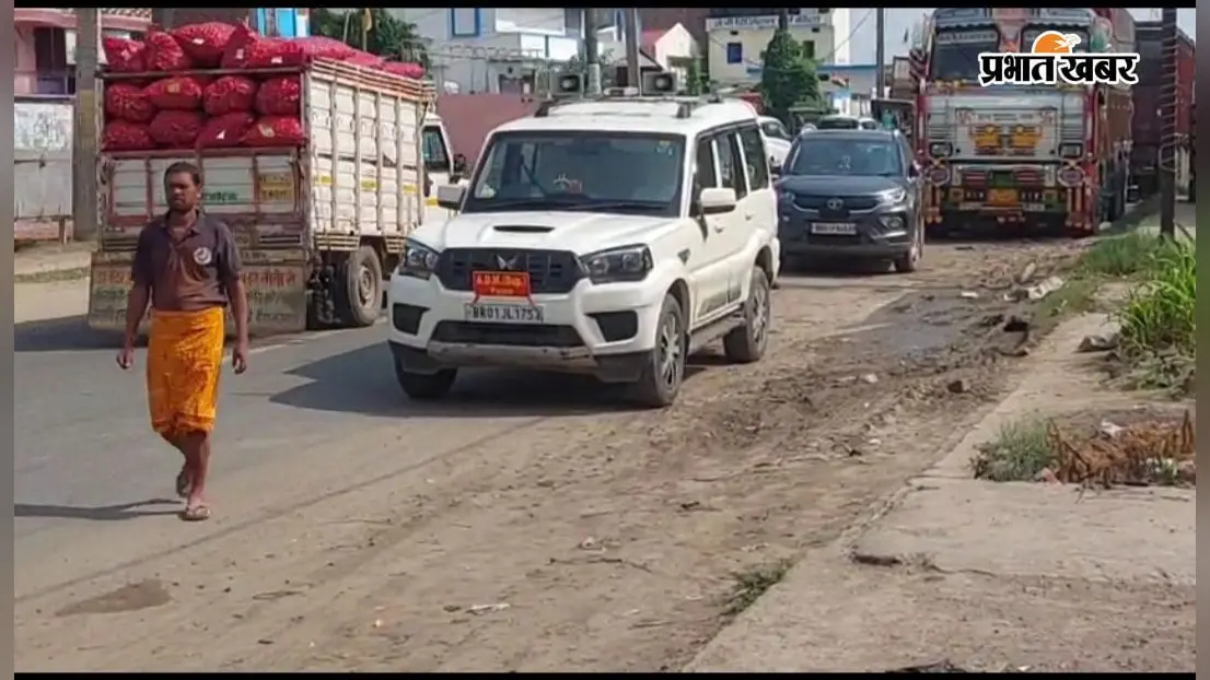 चीनी गोदाम के बाहर 5 घंटे तक खड़ी रहीं प्रशासनिक गाड़ियां, ADM समेत अफसरों की मौजूदगी से मचा हड़कंप