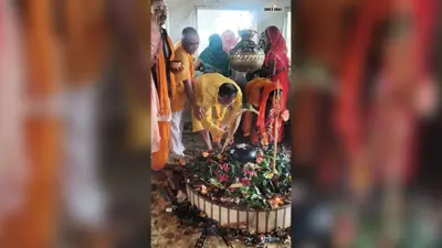 सावन की अंतिम सोमवारी पर शिवभक्ति में डूबे जानकी यादव, बराकर नदी से जल लेकर किया महादेव का जलाभिषेक