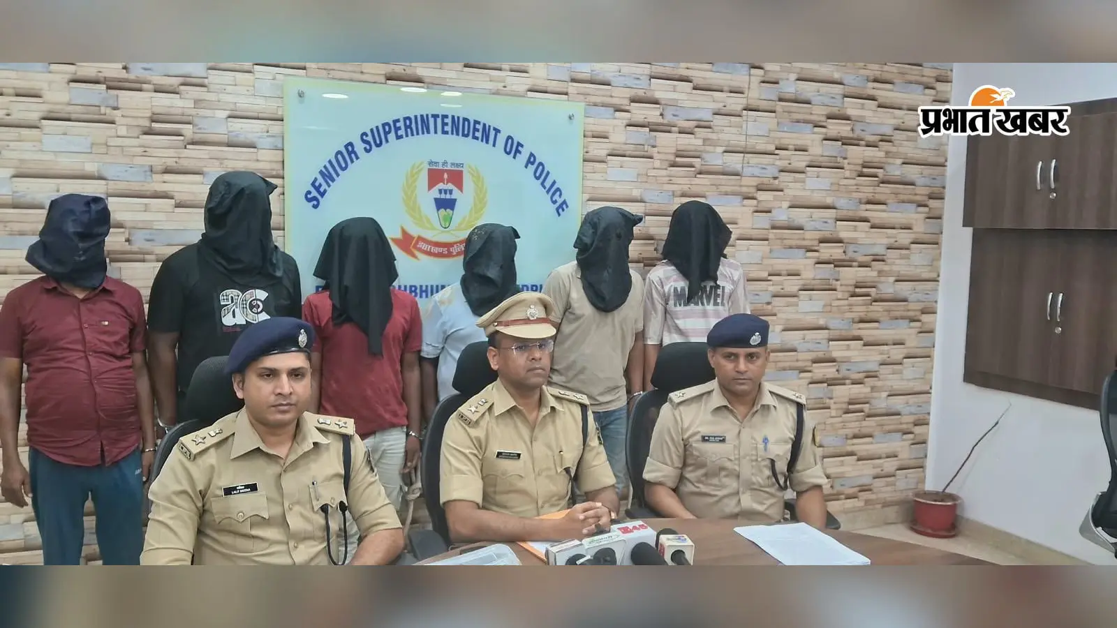 चेकिंग देख भाग रहे तस्करों को पुलिस ने खदेड़कर पकड़ा, 50 लाख के गांजा के साथ छह गिरफ्तार