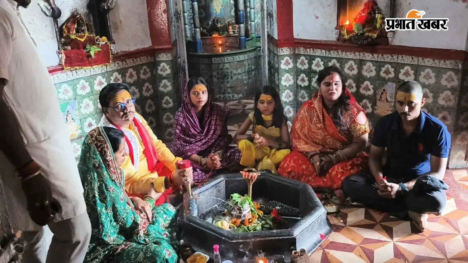 अंतिम सोमवारी पर राज शिव मंदिर में उमड़ी श्रद्धालुओं की भीड़, अशोक धाम हादसे के मृतकों के लिए हुआ रुद्राभिषेक