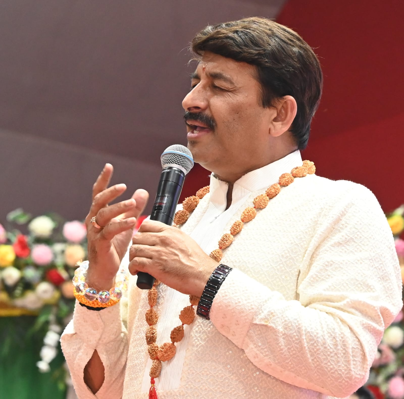 भजनों की प्रस्तुति देते मनोज तिवारी. 