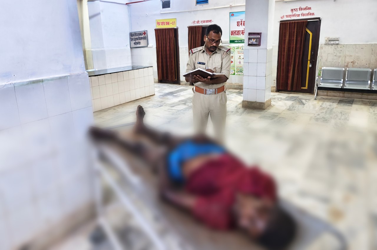 जांच करते पुलिस पदाधिकारी व जानकारी लेते विधायक प्रतिनिधि | Prabhat Khabar Network