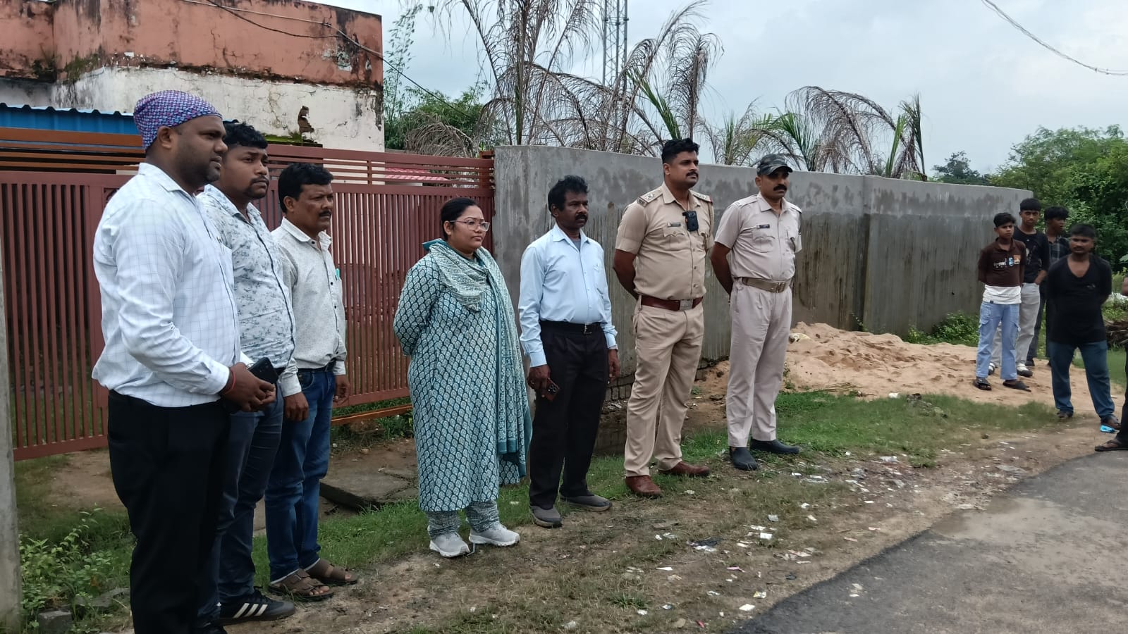 क्वार्टर सील करने पहुंची आरएसपी की टीम.