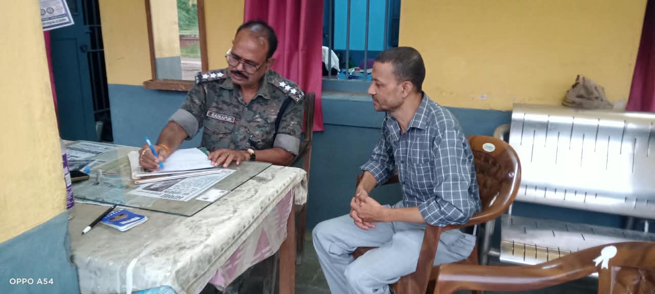 रेल डीएसपी को घटना की जानकारी देते मृतक रवि के पिता मनोज बरनवाल। Prabhat Khabar Network