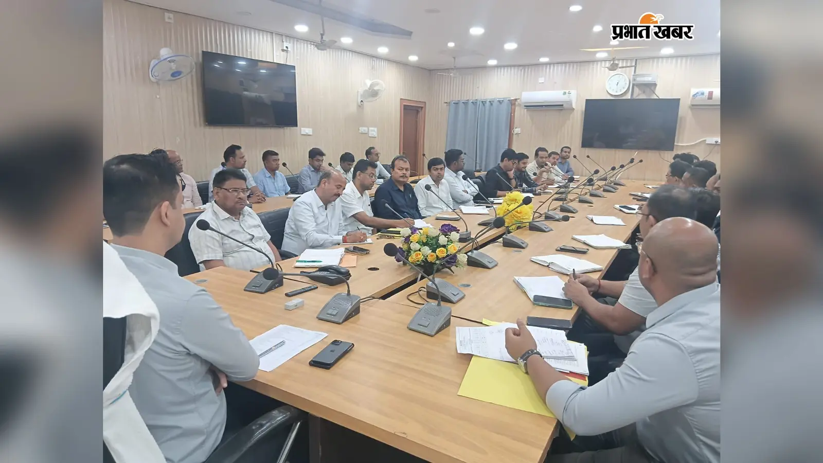 अधिकारी स्वयं लगाएं सोलर, तभी आमजन को मिलेगा प्रेरणा: डीएम आनंद शर्मा