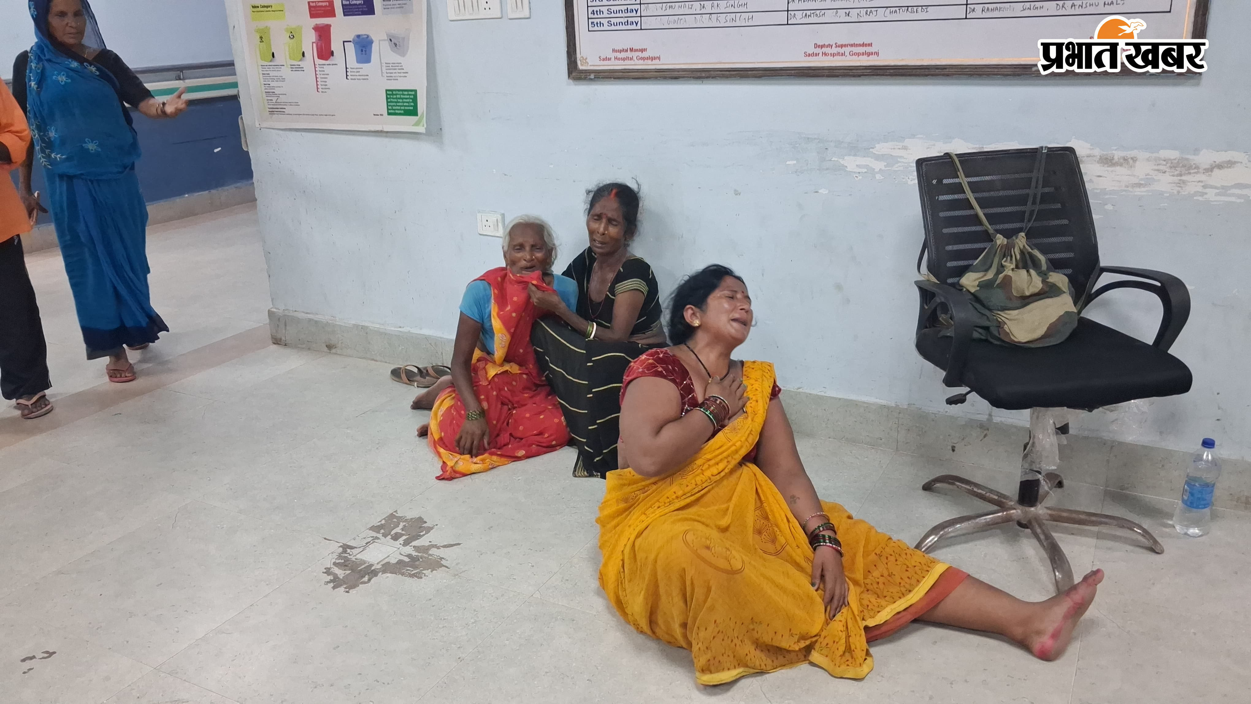 फोटो ,मौत की सूचना मिलने के बाद सदर अस्पताल में जुटी लोगो की भीड़.  फोटो ,मौत की सूचना मिलने ई बाद रोते बिलखते परिजन. | Prabhat Khabar Network