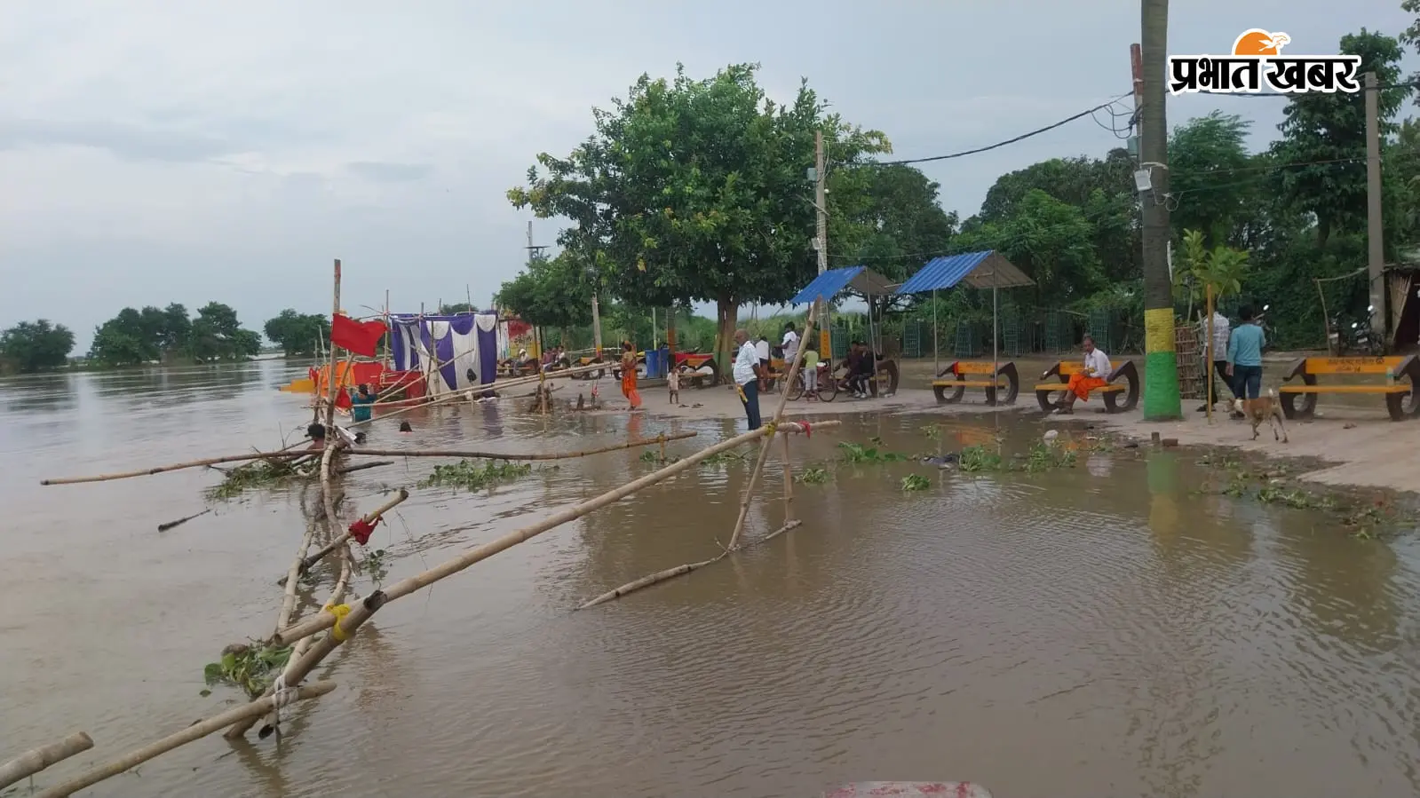 बड़हिया: गंगा के उफान से डूबीं कॉलेज घाट की सभी सीढ़ियां, खुटहा मार्ग पर बहा एक फीट पानी; अलर्ट पर SDRF