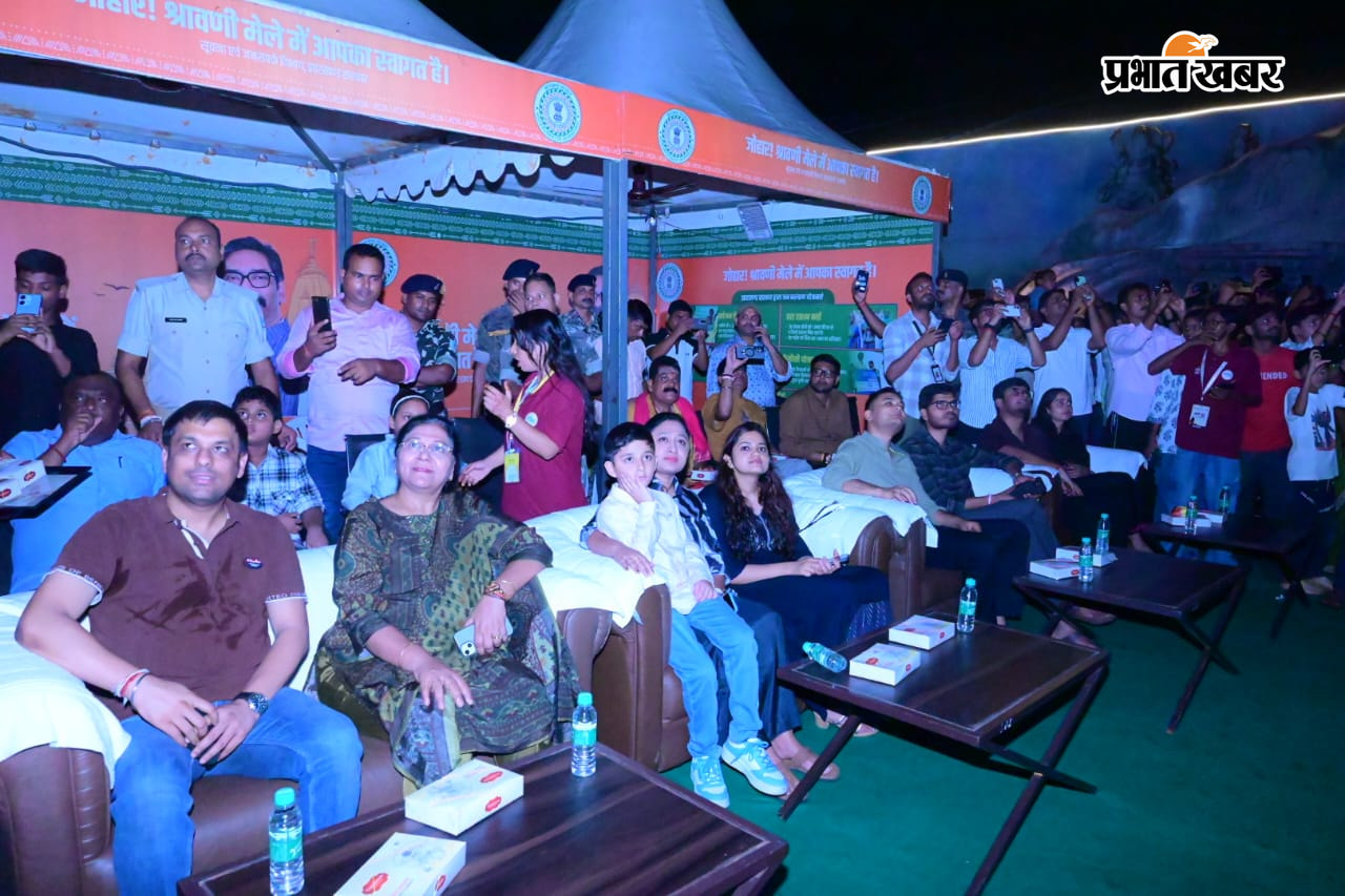 ड्रोन शो में बनी बाबा बैद्यनाथ की महिमा में दृश्य और आनंद लेते पदाधिकारी एवं अन्य | Prabhat Khabar Network