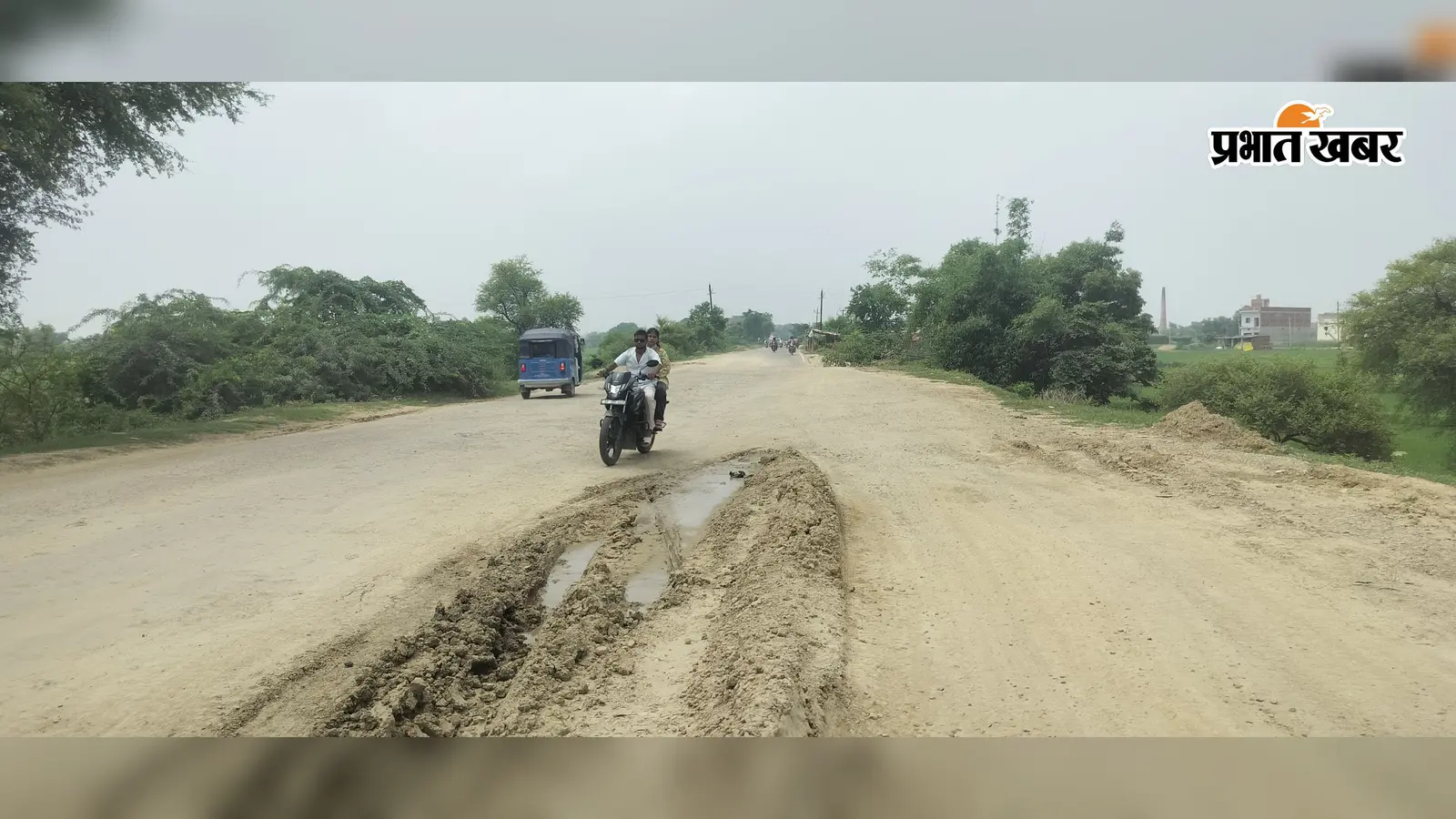कैमूर : अकोढ़ी छलका बना हादसों का खतरा, कीचड़ में फिसल रहे बाइक सवार, अधूरी एप्रोच सड़क से बढ़ी परेशानी