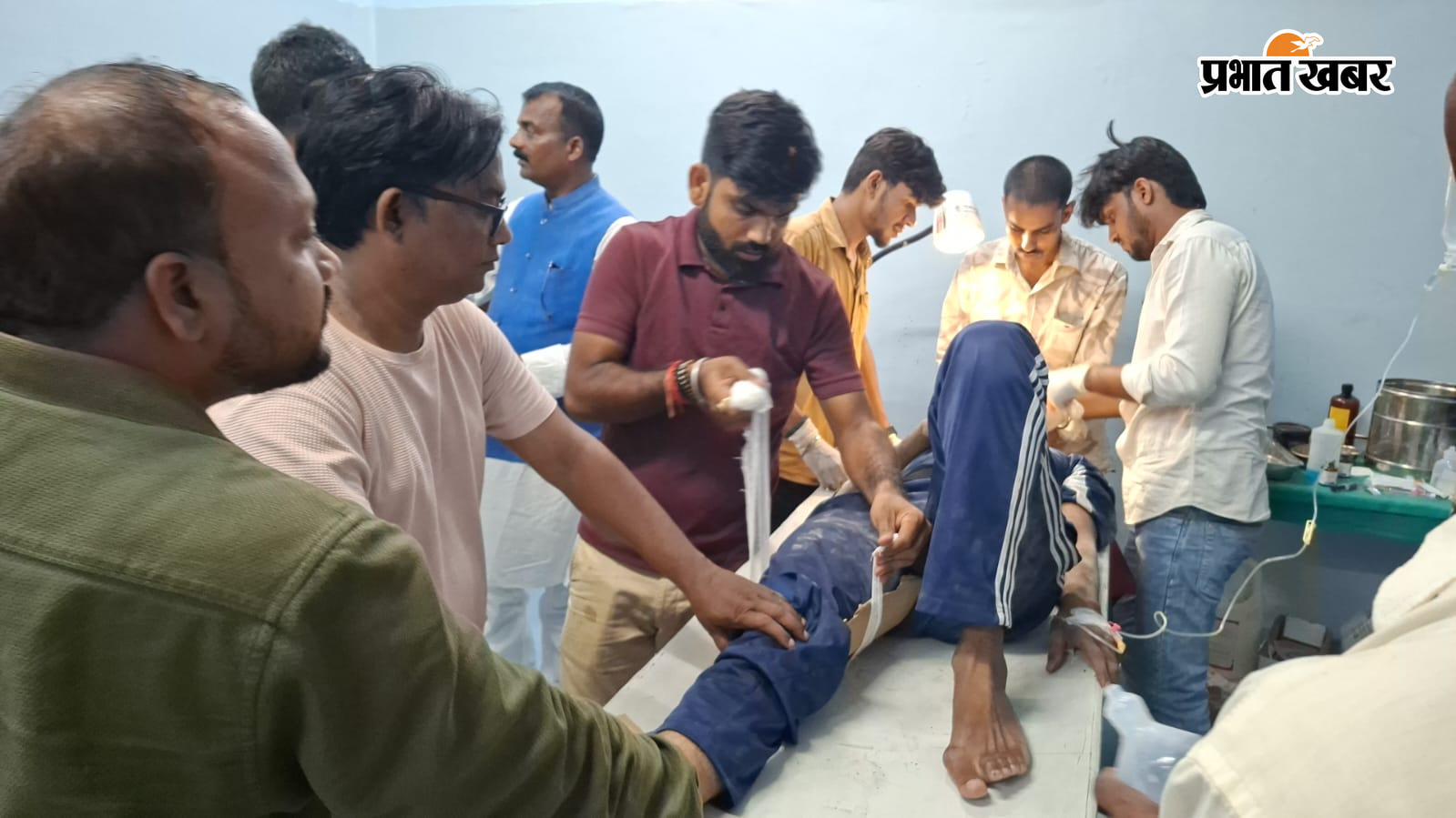 जख्मी का इलाज करते स्वास्थ्यकर्मी | Prabhat Khabar Network