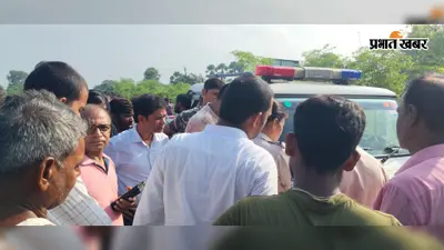 नवादा: अकबरपुर में अज्ञात वाहन की चपेट में आने से युवक की मौत, दो गंभीर घायल; आक्रोशित लोगों ने किया सड़क जाम