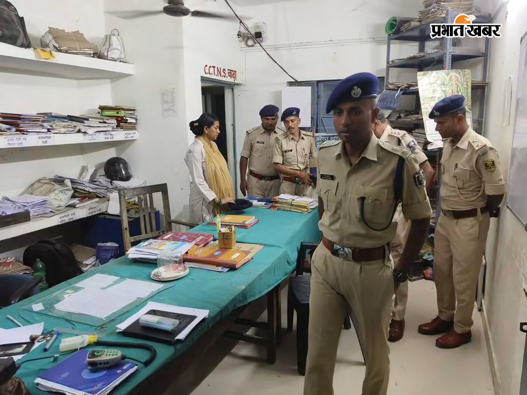 तरैया थाना का औचक निरीक्षण करते सारण एसएसपी रौशन कुमार थाना के हाजत, सीसीटीवी, आगंतुक पंजी, थाना परिसर में साफ सफाई का निरीक्षण करते एसएसपी रौशन कुमार | Prabhat Khabar Network