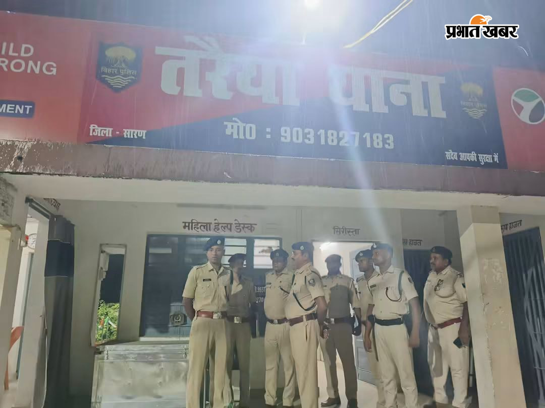 तरैया थाना का औचक निरीक्षण करते सारण एसएसपी रौशन कुमार थाना के हाजत, सीसीटीवी, आगंतुक पंजी, थाना परिसर में साफ सफाई का निरीक्षण करते एसएसपी रौशन कुमार | Prabhat Khabar Network