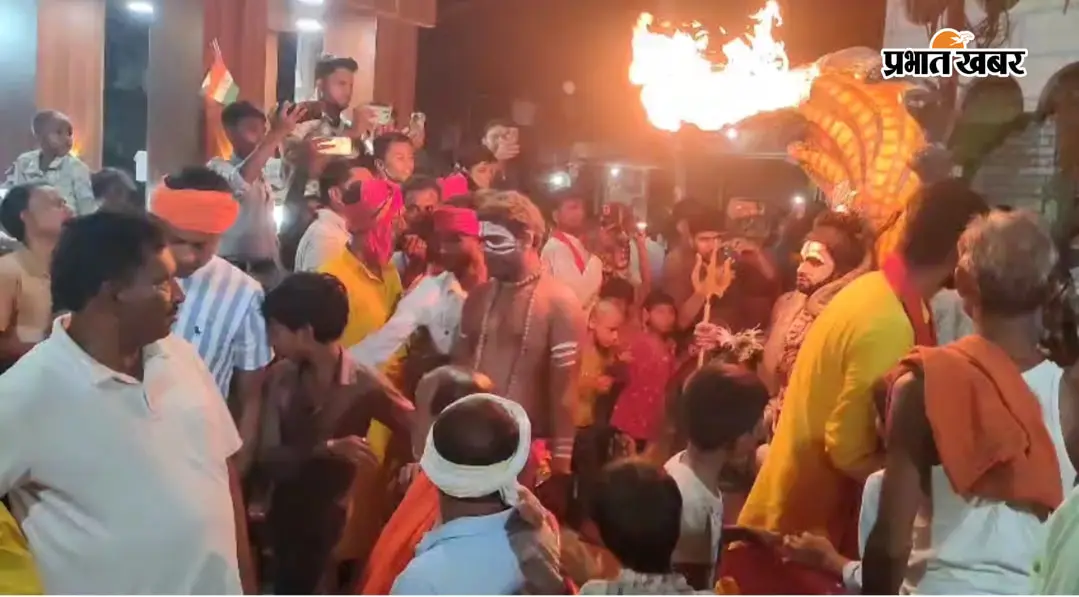 बेतिया के इंदिरा चौक पर सावन की अंतिम सोमवारी पर सजी शिव-हनुमान की भव्य झांकी