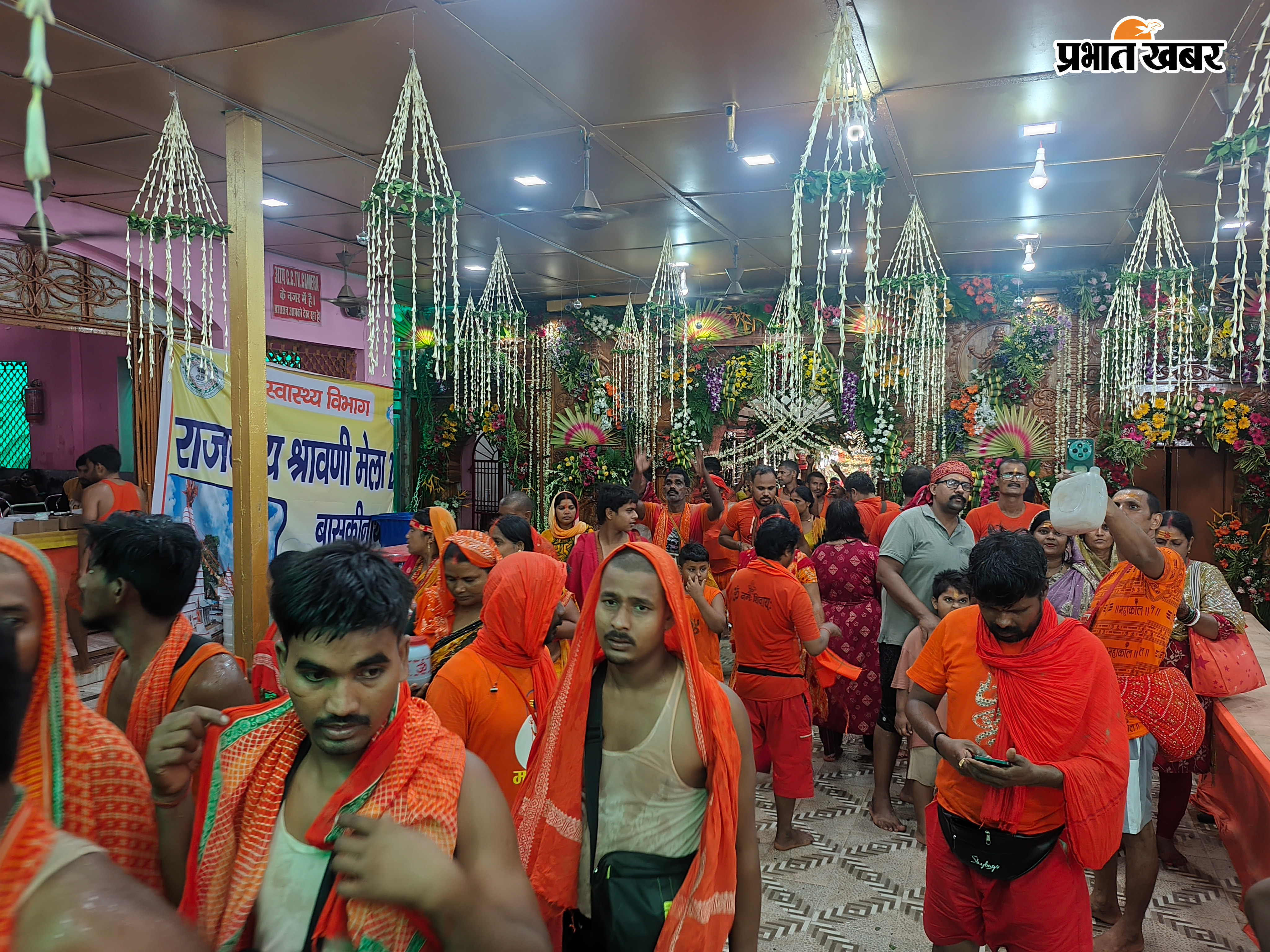 श्रावणी मेला में कांवरियों की भीड़, कतारबद्ध श्रद्धालु और शिवगंगा में आस्था की डुबकी लगाते श्रद्धालु. | Prabhat Khabar Network