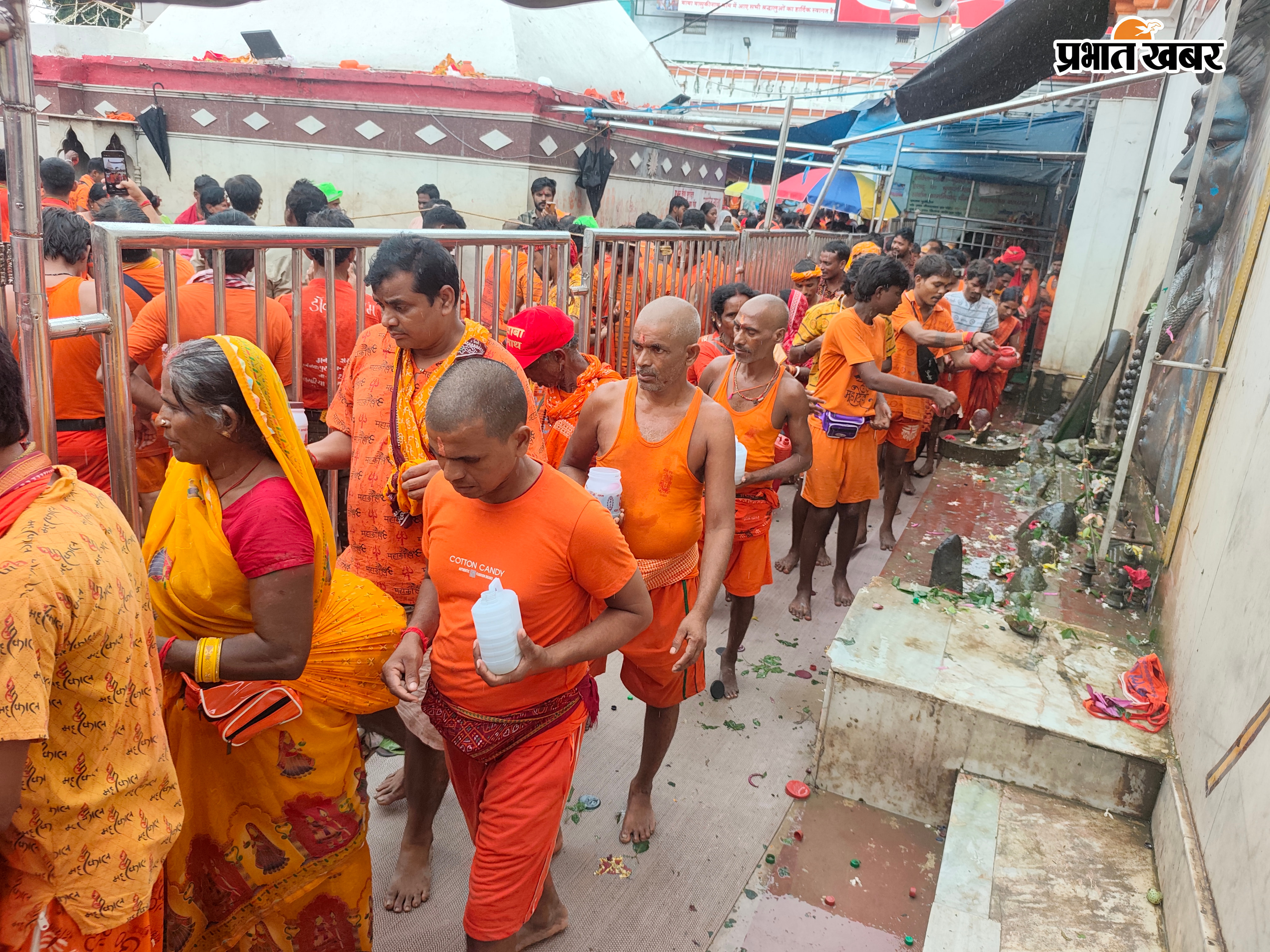 श्रावणी मेला में कांवरियों की भीड़, कतारबद्ध श्रद्धालु और शिवगंगा में आस्था की डुबकी लगाते श्रद्धालु. | Prabhat Khabar Network