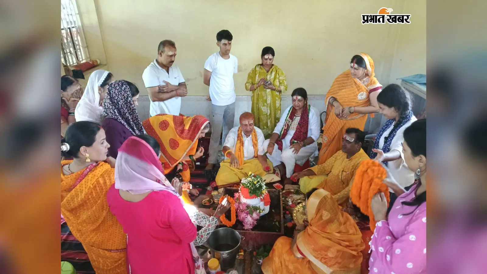 बेतिया: देवराहा बाबा आश्रम में भोलेनाथ का मनमोहक श्रृंगार, देर रात तक गूंजे शिव भजन