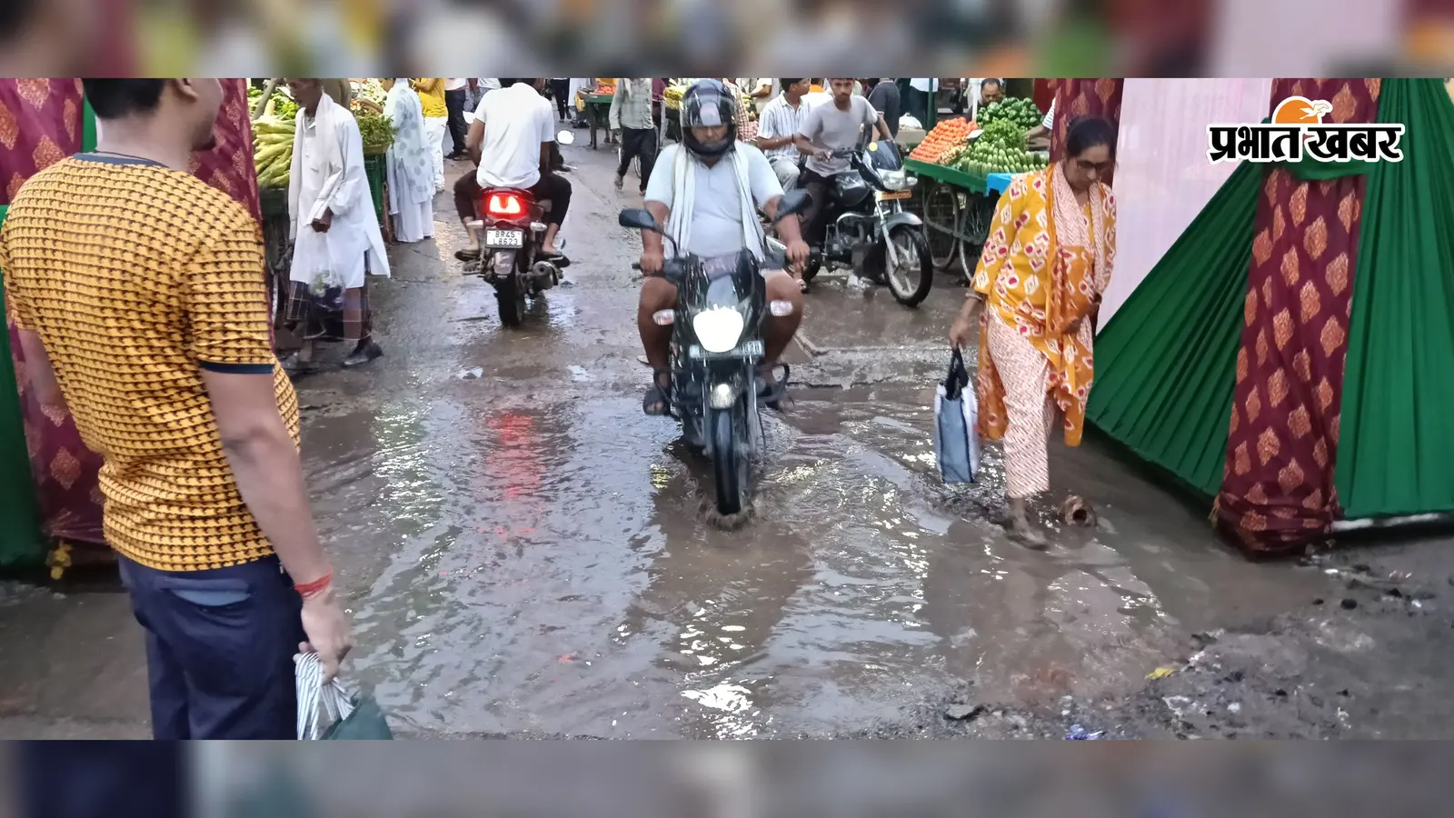 कैमूर में गड्ढे में डूबी सड़क, गंदे पानी से गुजरने को मजबूर स्कूली छात्राएं