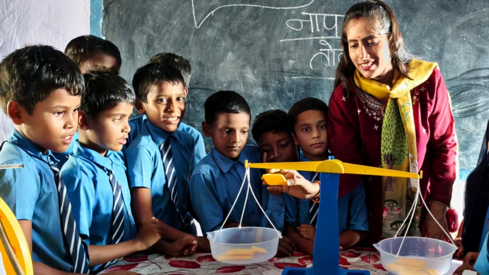 स्कूल में एक्टिविटी कराते हुए शिक्षिका खुशबू कुमारी