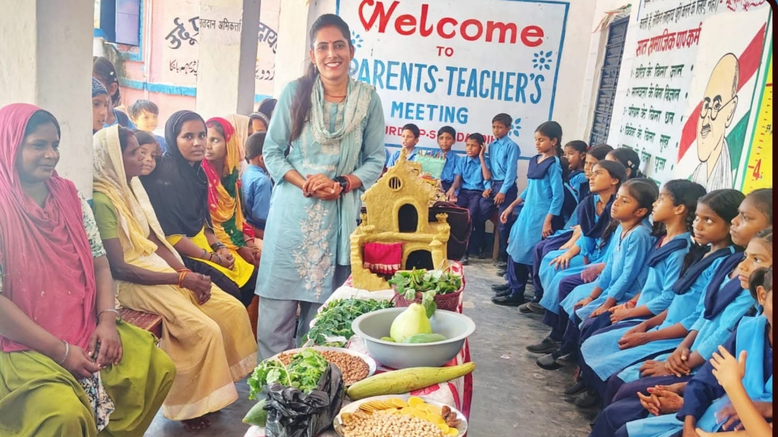 माता पिता से PTM पर मिलते बात करते हुए खुशबू कुमारी