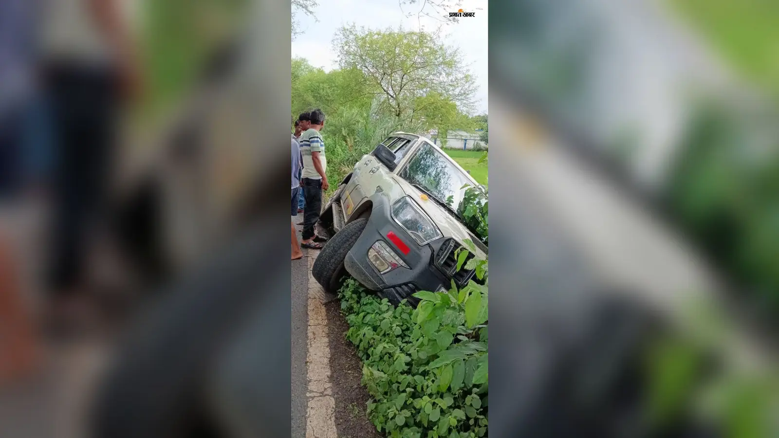 भीमपाड़ा की संकरी सड़क बनी हादसों का अड्डा, स्कॉर्पियो पलटी, बाल-बाल बचे सवार