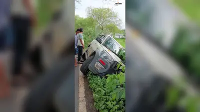 भीमपाड़ा की संकरी सड़क बनी हादसों का अड्डा, स्कॉर्पियो पलटी, बाल-बाल बचे सवार