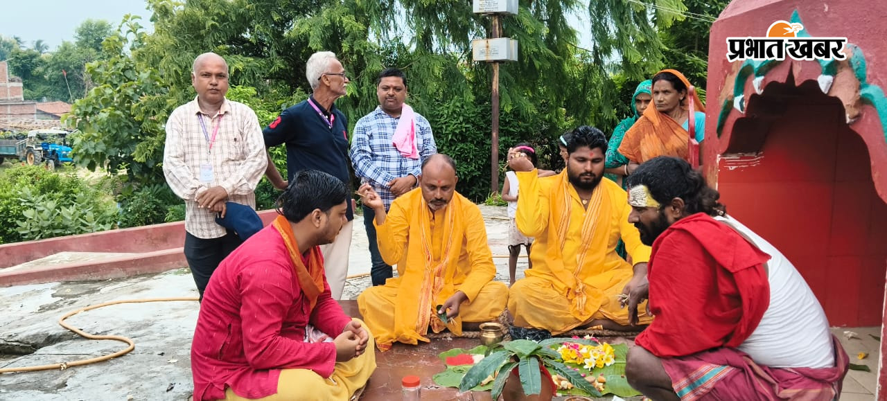 रत्नेश्वरी दुर्गा स्थान से गंगेश्वर स्थान के लिए प्रस्थान करते कलश यात्रा में शामिल श्रद्धालु, रत्नेश्वरी स्थान में पूजा अर्चना करते श्रद्धालु | Prabhat Khabar Network