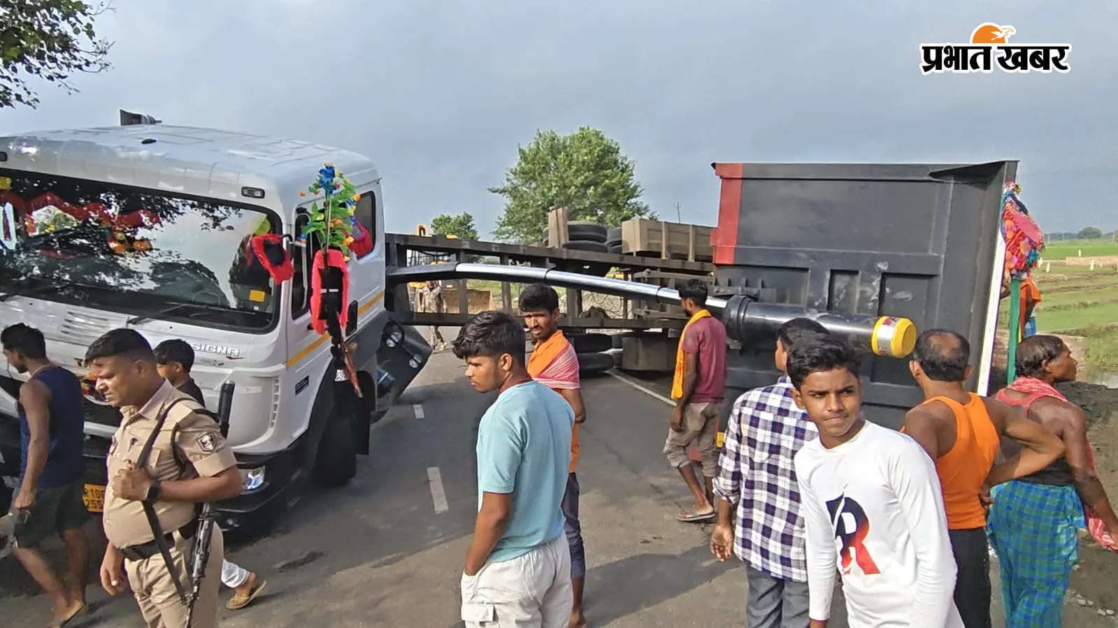 सुल्तानगंज-देवघर मुख्य मार्ग पर गिट्टी अनलोड करते पलटा हाइवा, एक घंटे तक लगा जाम, कांवरियों की बढ़ी परेशानी