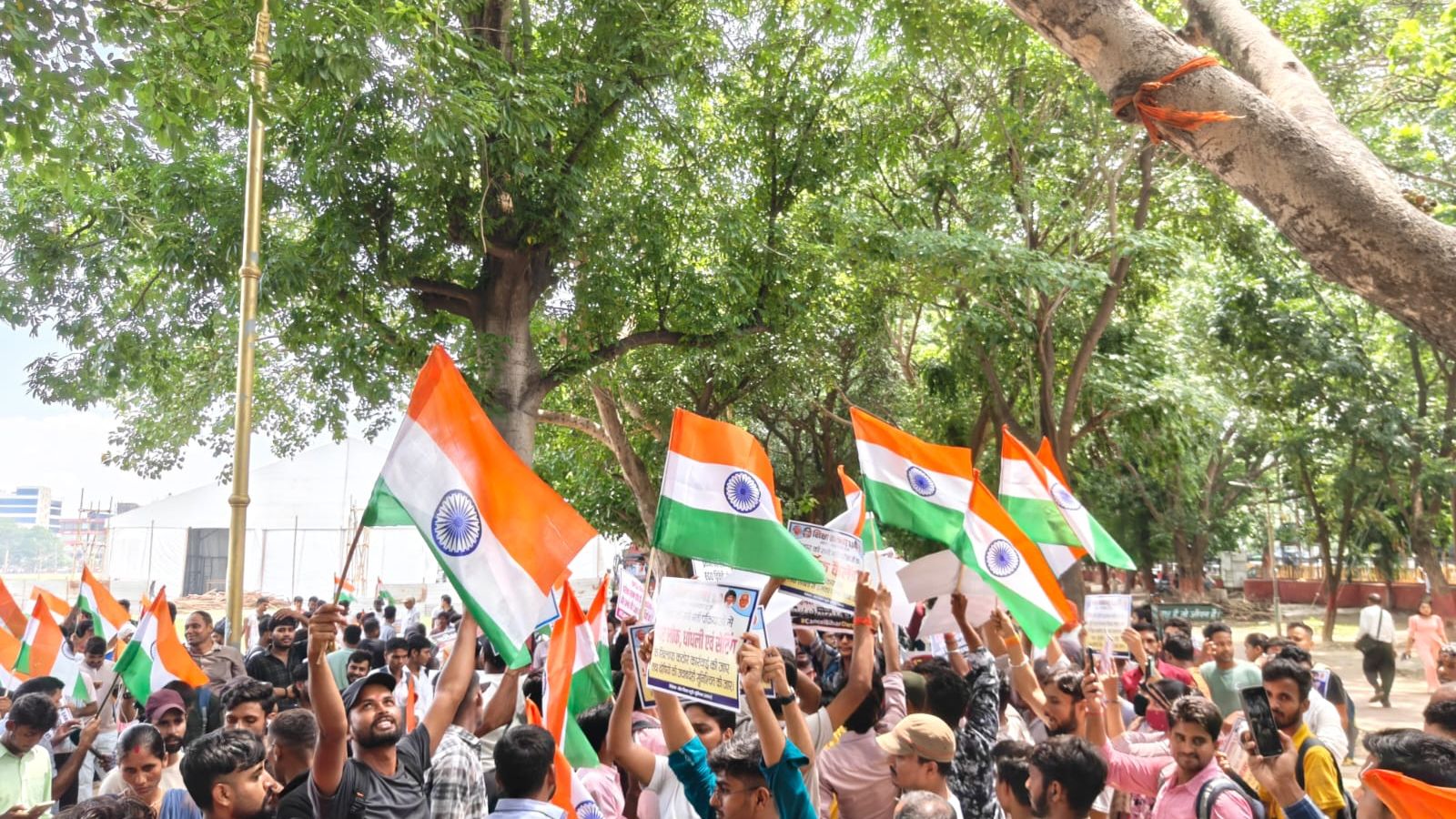 हाथों में तिरंगा लिए छात्र
