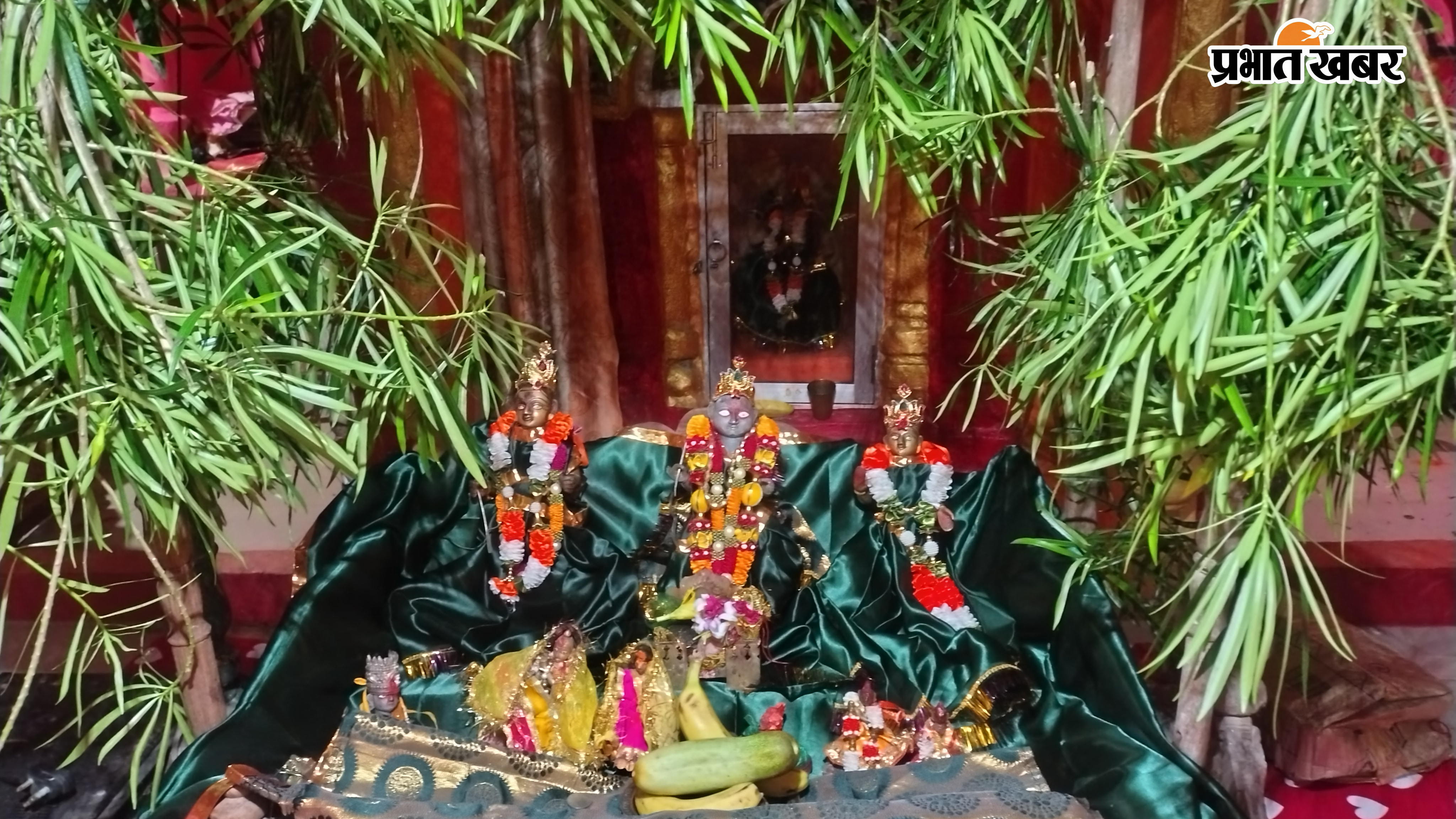 1. पालने पर बिठाकर झुलाए जा रहे हैं भगवान राम लखन व माता सीता की प्रतिमा 2. भजन कीर्तन करते श्रद्धालु | Prabhat Khabar Network