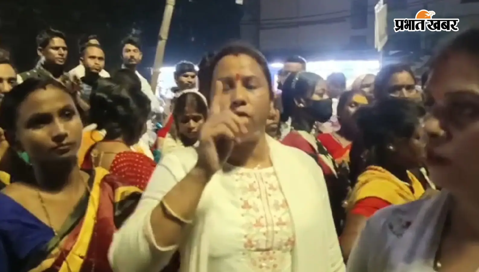 मंत्री अग्निमित्रा पाल के नाम पर पैसा वसूल रही बेबी सरकार, गुस्सायी महिलाओं ने किया सड़क जाम