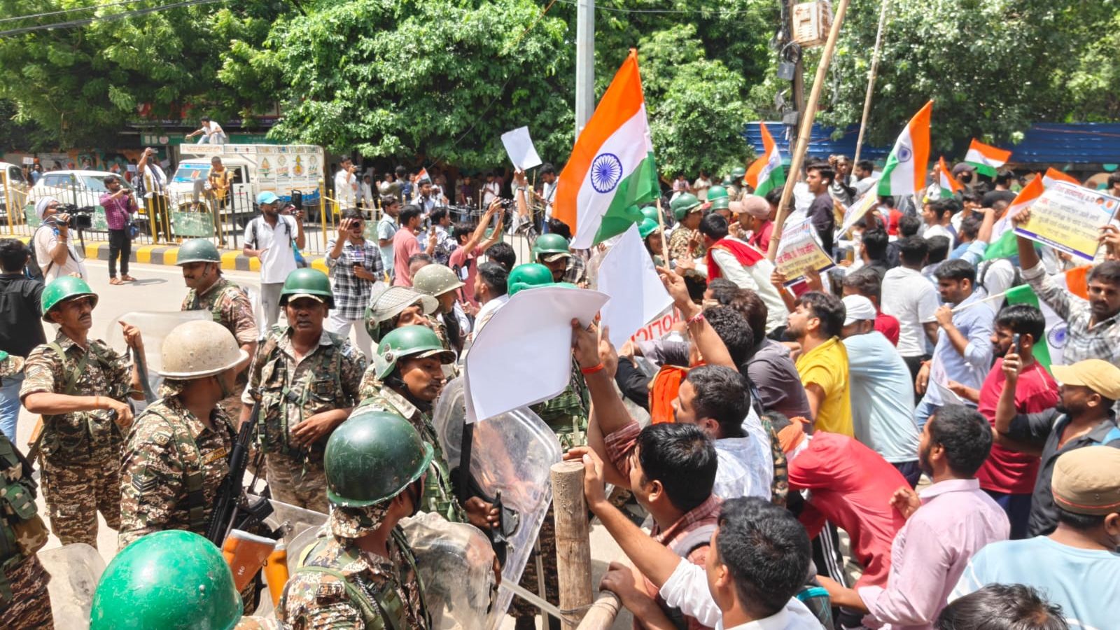 बैरिकेडिंग तोड़ते छात्र
