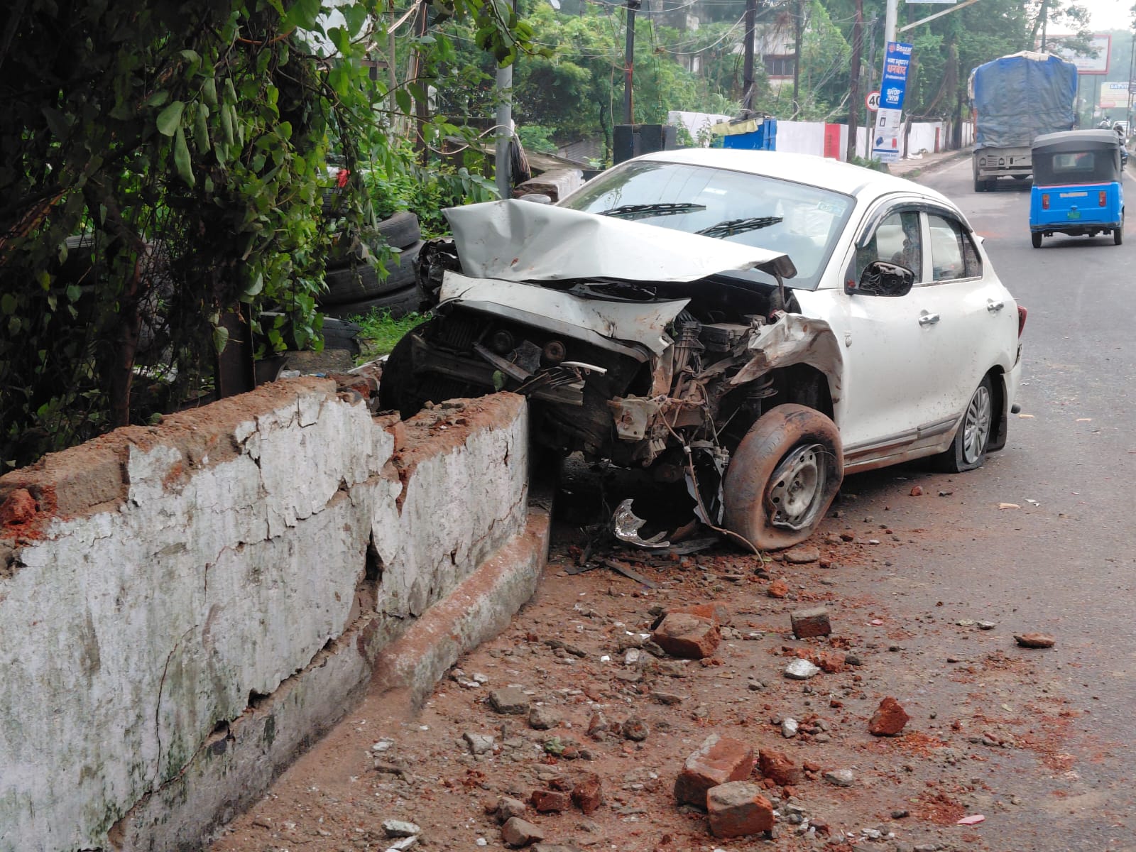 रेलवे गेस्ट हाउस के पास क्षतिग्रस्त कार (फाइल फोटो)