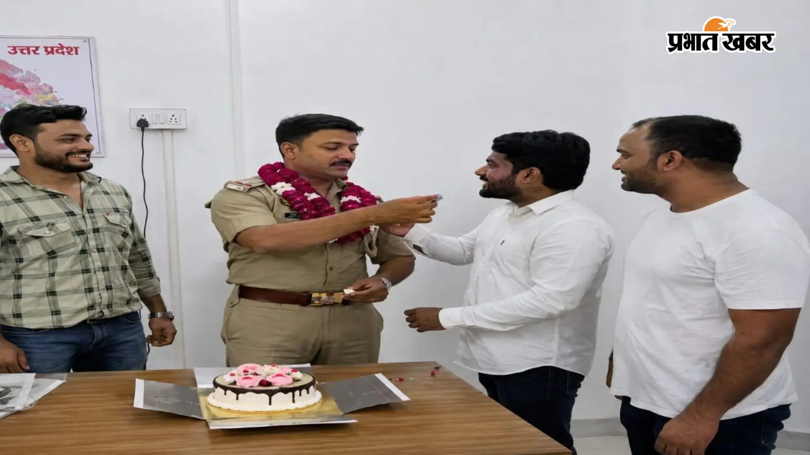 मेरठ में दारोगा ने चौकी में मनाया जन्मदिन, अपराधी की मौजूदगी में काटा केक, VIDEO वायरल