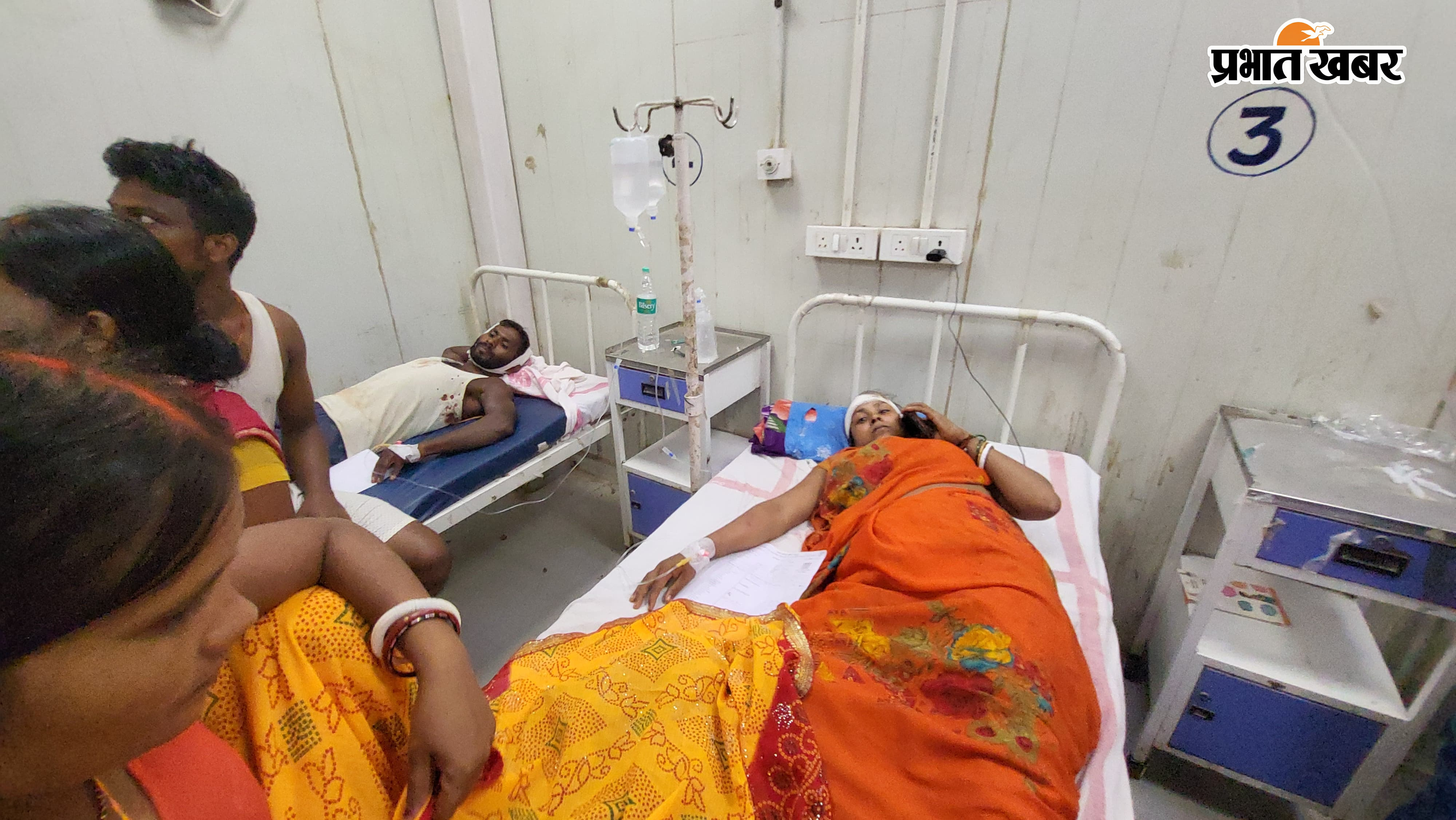 सदर अस्पताल में भर्ती मारपीट में घायल मिर्जापुर गांव के लोग | Prabhat Khabar Network