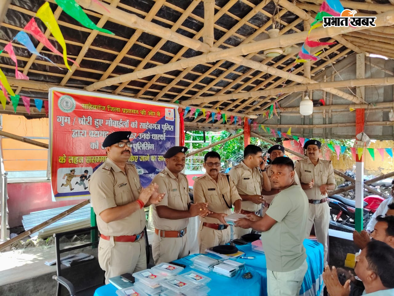 फोटो है पुलिस प्रशासन ने मोबाइल धारकों को सौंपते हुए | Prabhat Khabar Network
